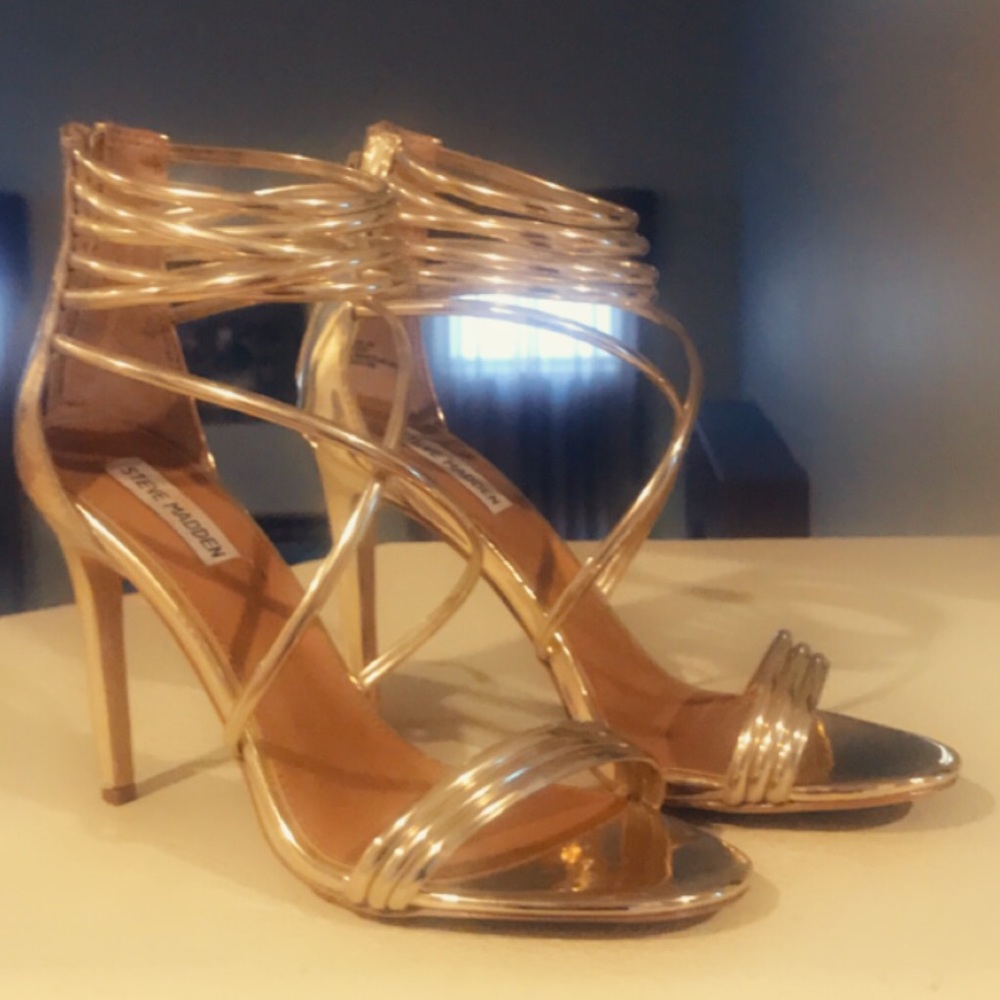 Brand New Gold Steve Madden Shoes. NEW size 10!!